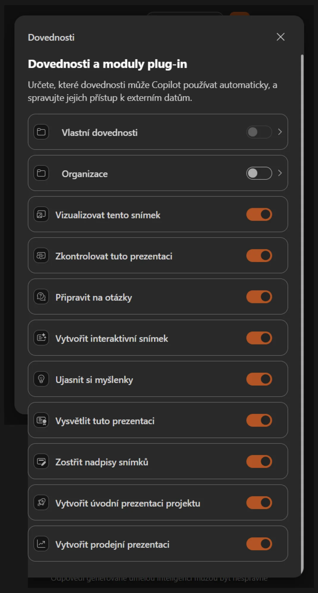 Okno Dovednosti a moduly plug-in v PowerPointu pro Windows: přepínače Vlastní dovednosti a Organizace, pod nimi deset vestavěných skillů od Vizualizovat tento snímek po Vytvořit prodejní prezentaci