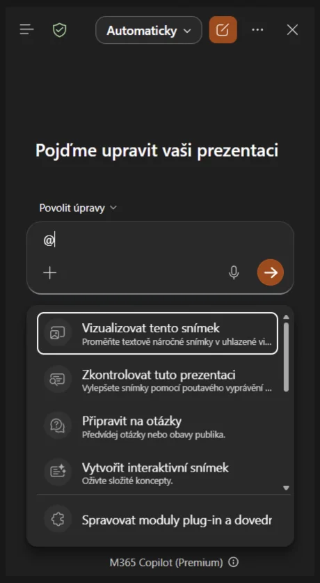 Panel Copilota v PowerPointu: po napsání @ se pod polem pro zadání otevře nabídka skills Vizualizovat tento snímek, Zkontrolovat tuto prezentaci, Připravit na otázky a Vytvořit interaktivní snímek, dole Spravovat moduly plug-in a dovednosti