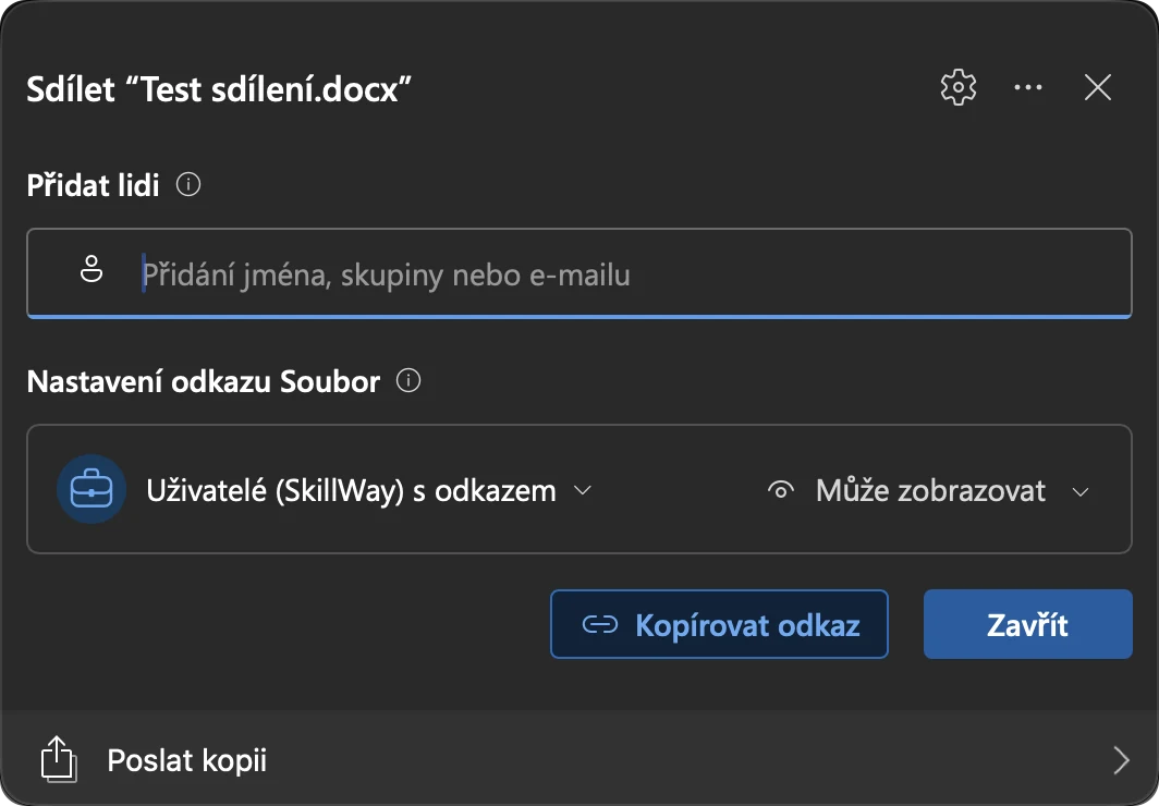 Okno Sdílet ve Wordu pro Mac v tmavém režimu: pole Přidat lidi, Nastavení odkazu Soubor s volbou Uživatelé (SkillWay) s odkazem a Může zobrazovat, tlačítka Kopírovat odkaz a Zavřít a dole Poslat kopii